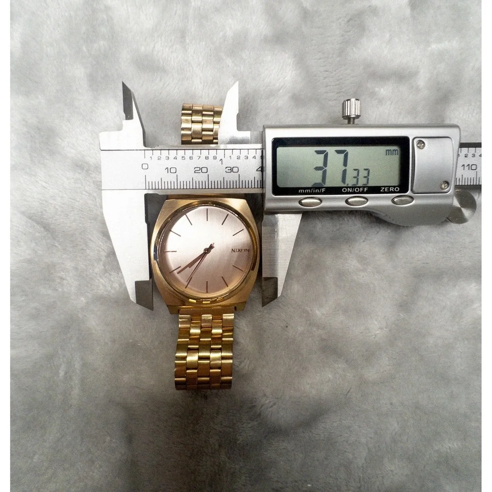 Nixon time teller